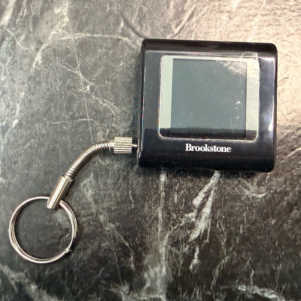 BROOKSTONE Digital Photo Keychain - Picture 2 of 12